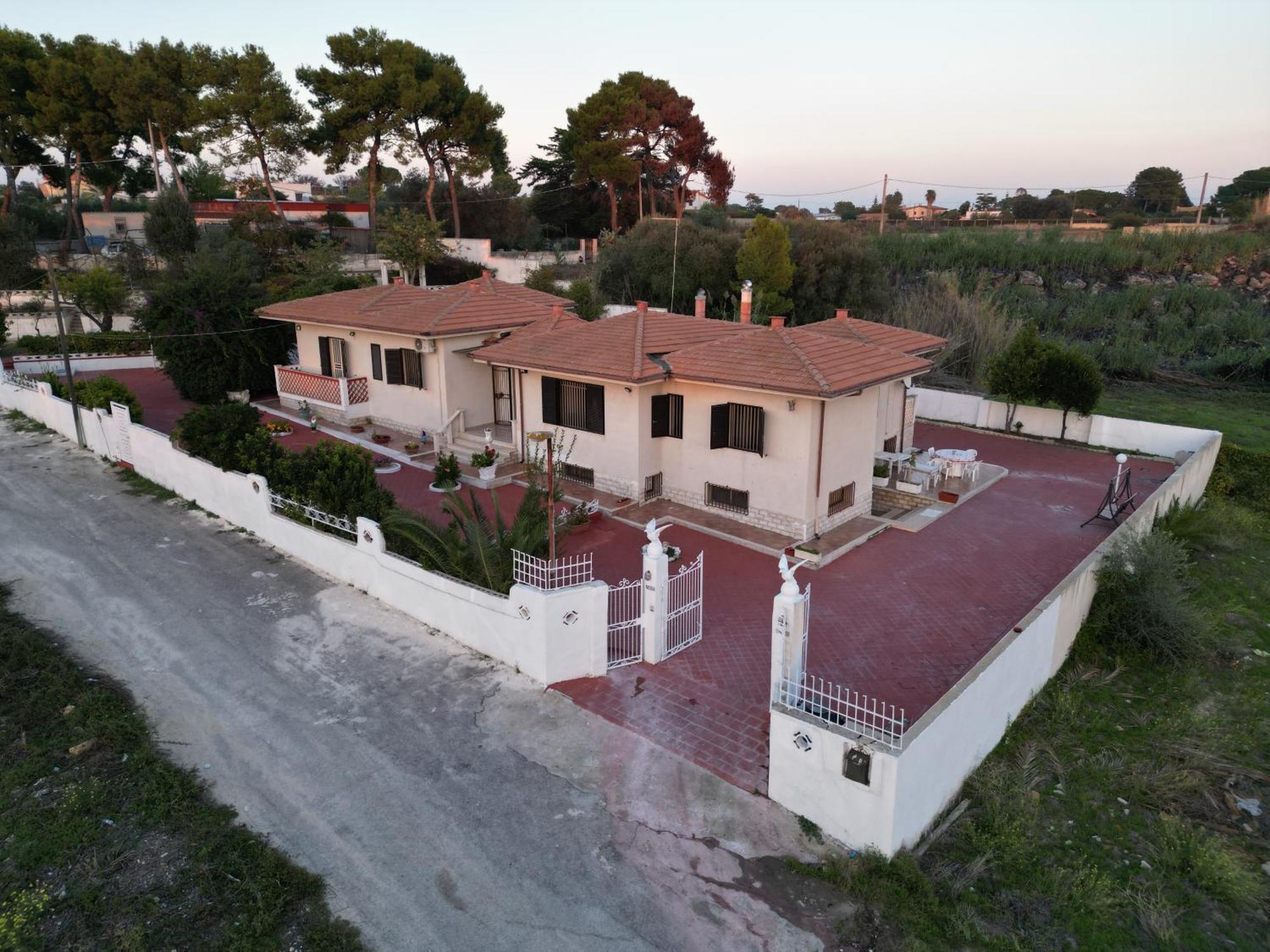 Villa Ada Leporano Exteriör bild